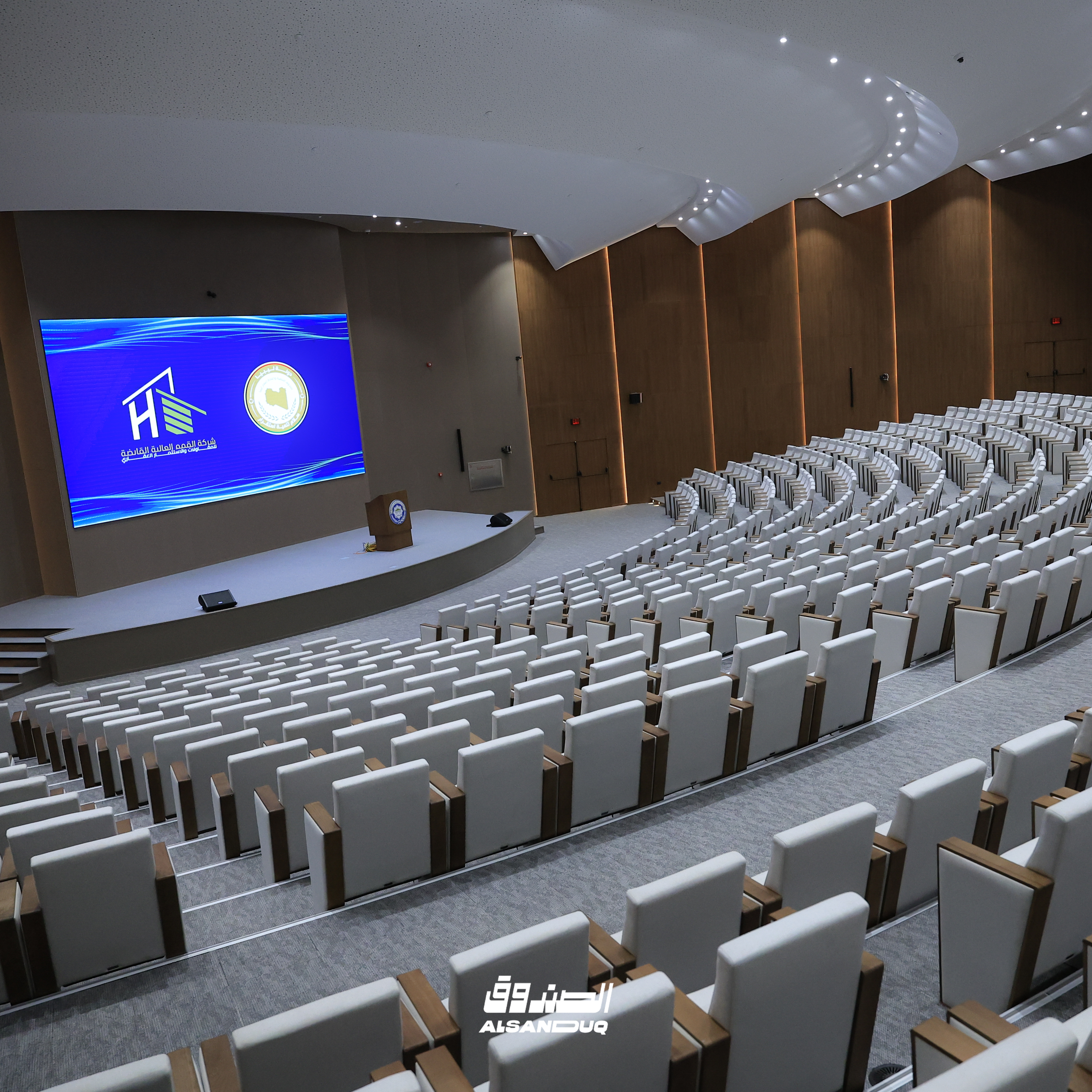 داخل القاعة